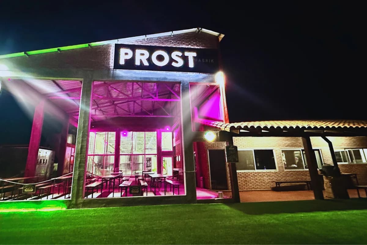 Fachada de la planta de Prost iluminada de noche