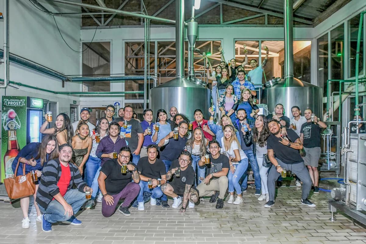 Grupo del Fabrik Tour posando entre los tanques de la planta de Prost