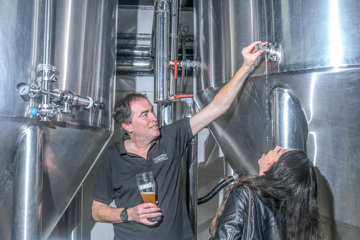 Guido Mühr, maestro cervecero de Prost, sirviendo cerveza directo del tanque