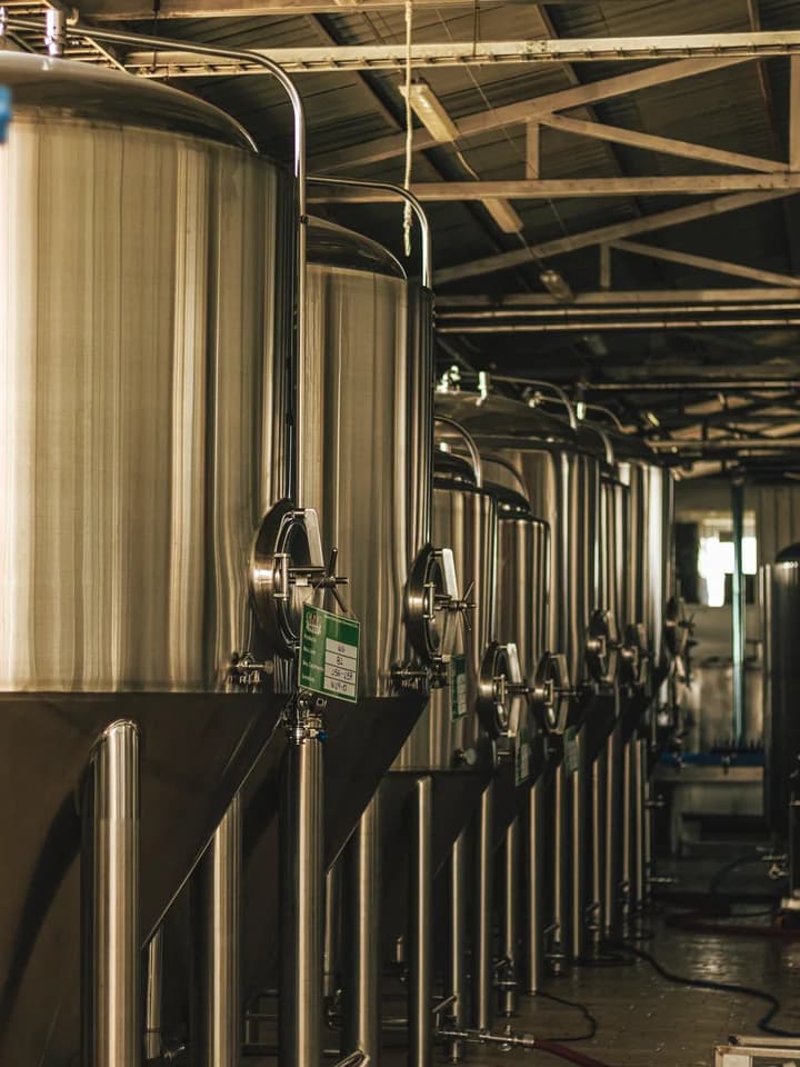 Tanques de fermentación en la planta de Prost