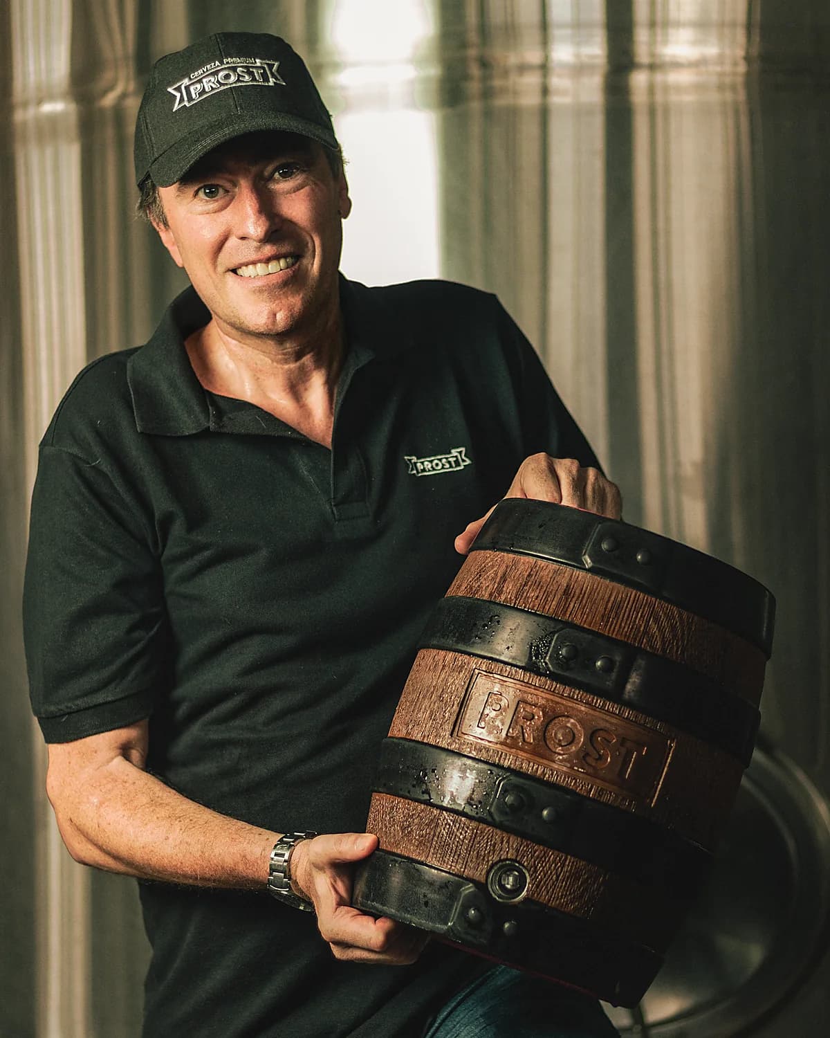 Guido Mühr, maestro cervecero y fundador de Prost, frente a los tanques
